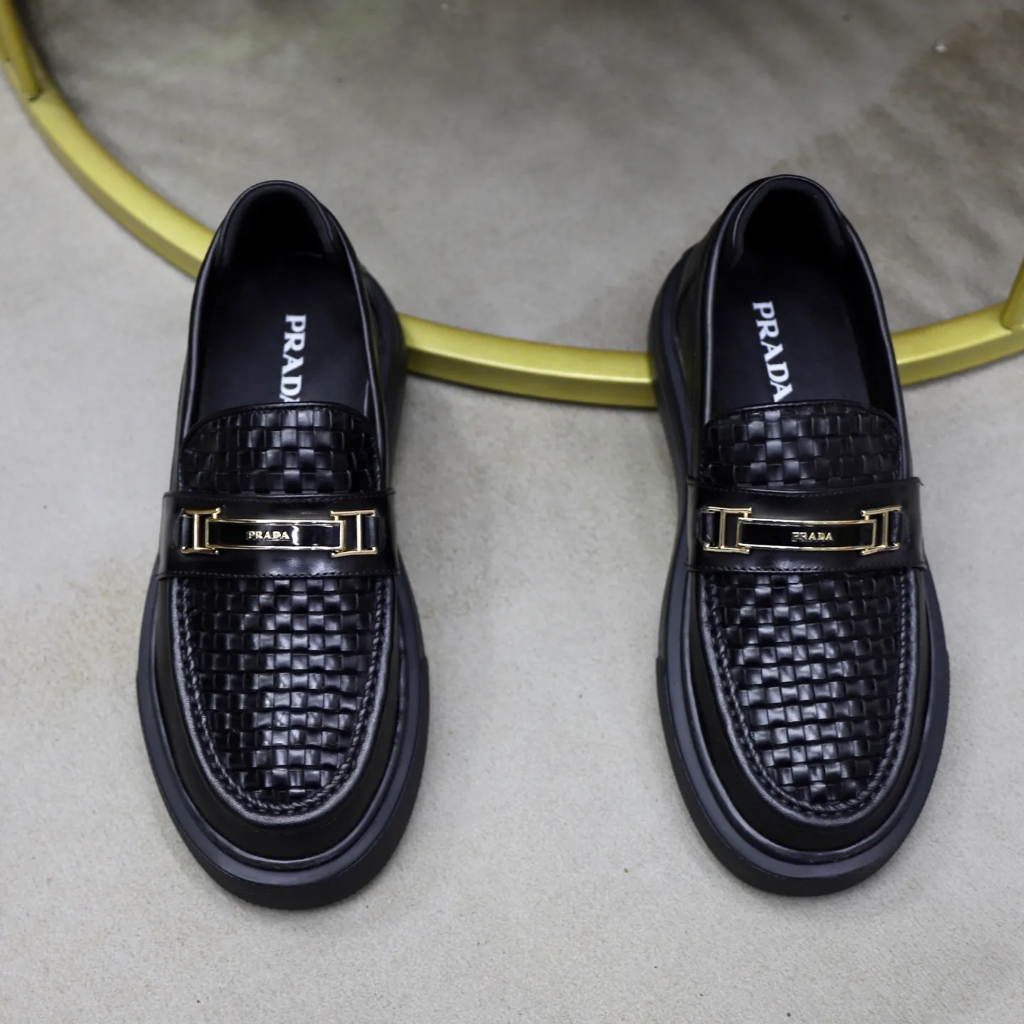 Ex-factory price: 500💰🙅‍♂️🙅‍♂️🙅‍♂️ Brand: PRADA Standard code: Men's code 38-44 (45 can be customized) Grade: Same style as the official website Original order quality Material: Original cowhide surface Comfortable lining Original outsole Style category: Men's fashionable casual leather shoes Distinguished big-name luxury elements Top luxury Color: Color of the actual picture